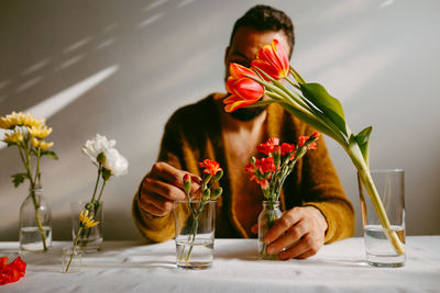 Close-up of red roses in vase on table