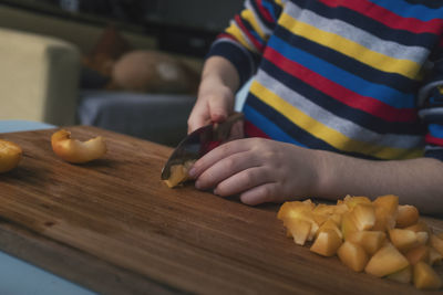 Midsection of man preparing food on cutting board