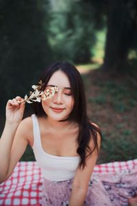 Portrait of a smiling young woman eating food