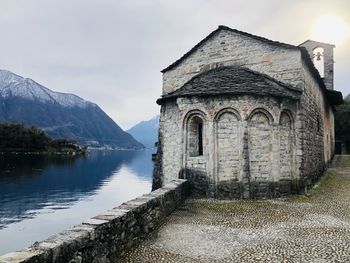 Old building by lake of como against sky