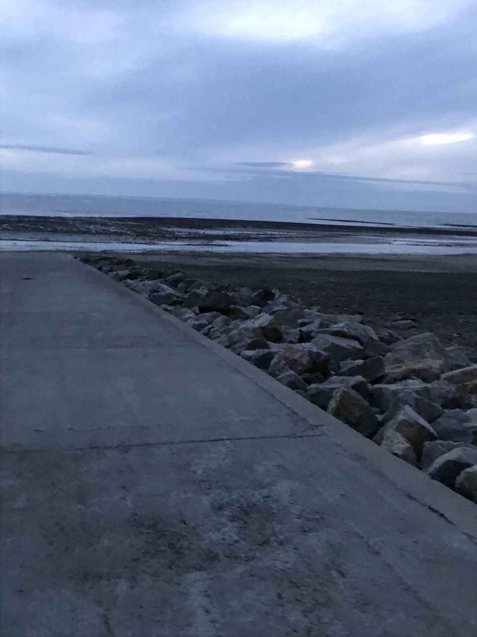 SCENIC VIEW OF ROCKY BEACH