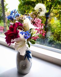 Close-up of purple flower in vase on table