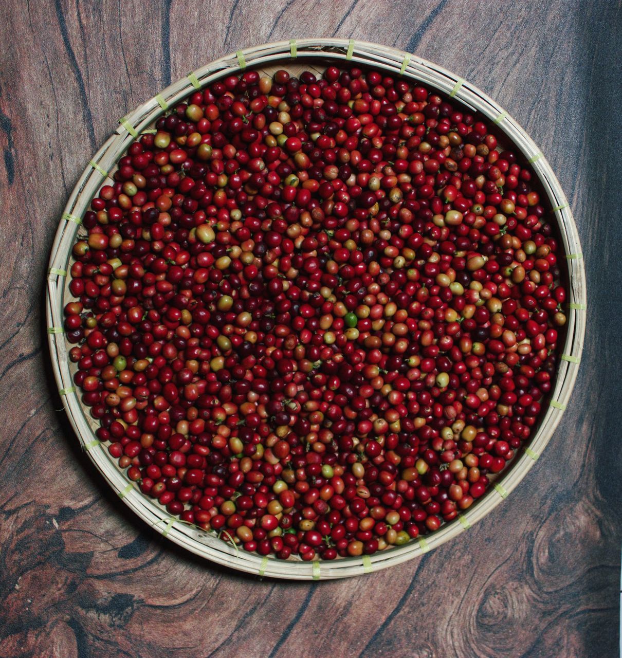 HIGH ANGLE VIEW OF STRAWBERRIES IN BOWL