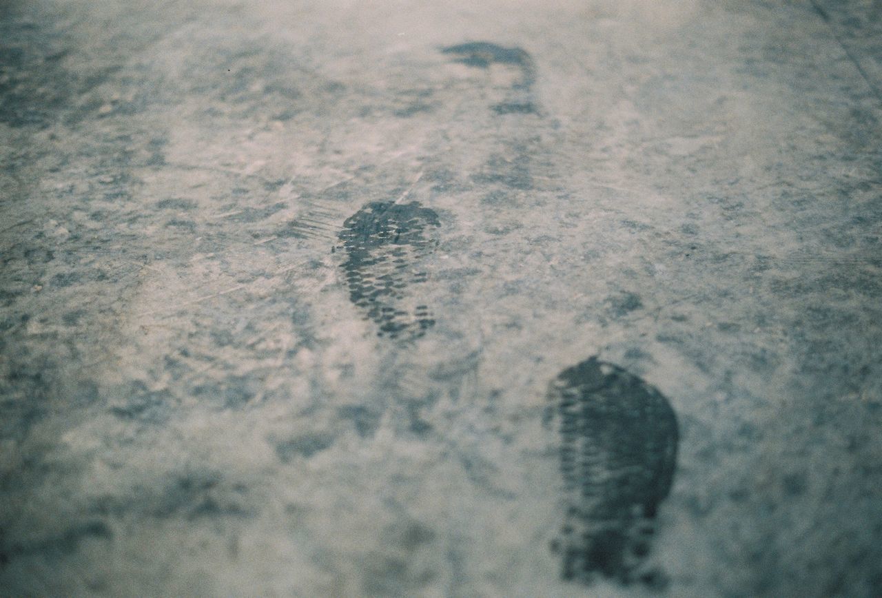 HIGH ANGLE VIEW OF FOOTPRINT IN SNOW