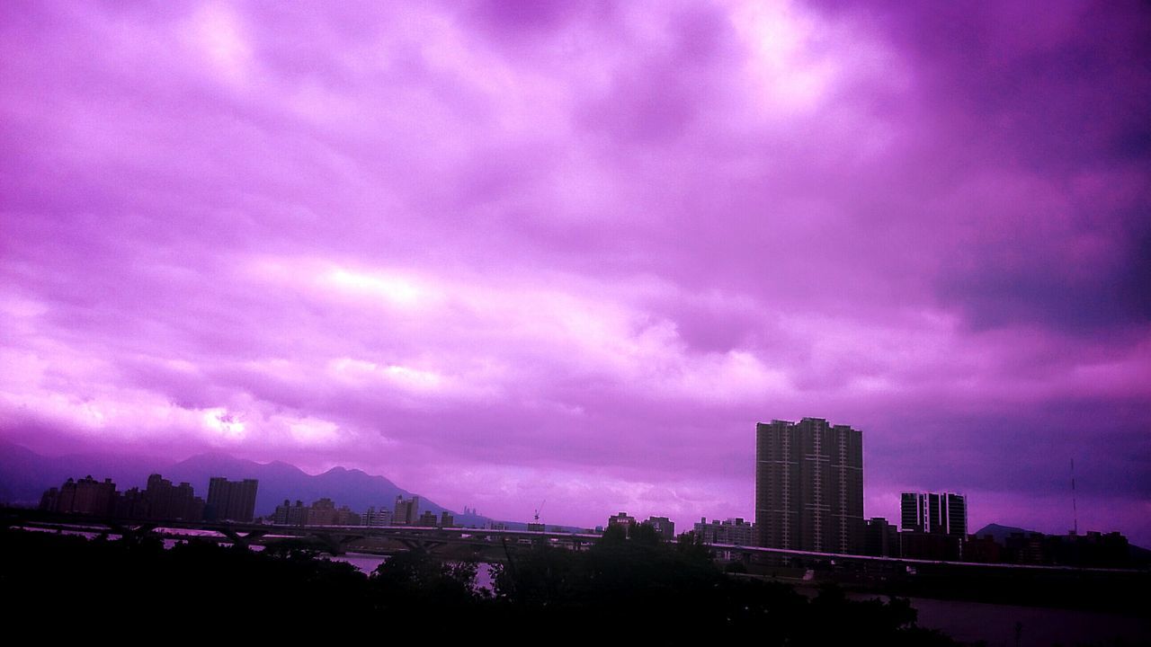 building exterior, sky, architecture, built structure, cloud - sky, city, cloudy, weather, cityscape, dramatic sky, storm cloud, silhouette, dusk, overcast, cloud, atmospheric mood, beauty in nature, scenics, nature, illuminated