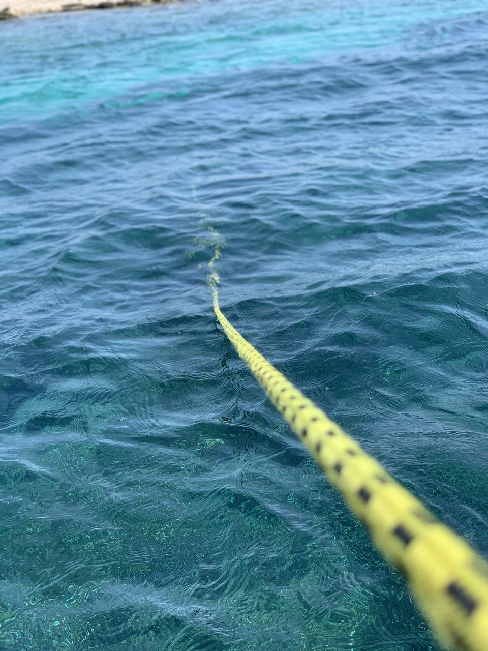 HIGH ANGLE VIEW OF ROPE ON SEA