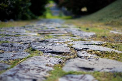 Surface level of stones on footpath