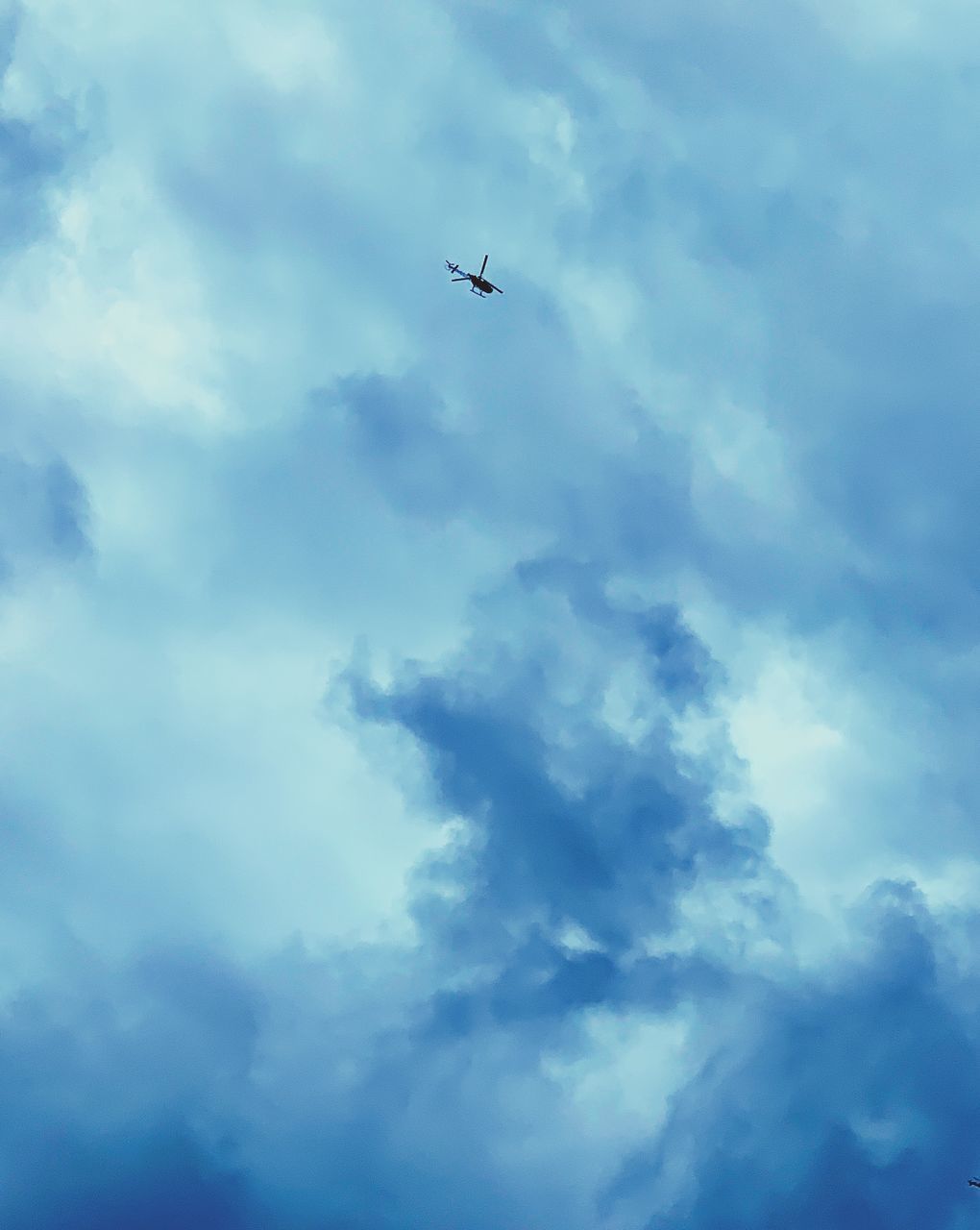 LOW ANGLE VIEW OF AIRPLANE FLYING AGAINST SKY