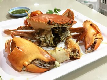 Close-up of crab in plate on table