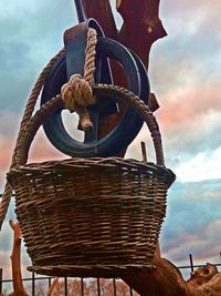 Statue by sea against sky