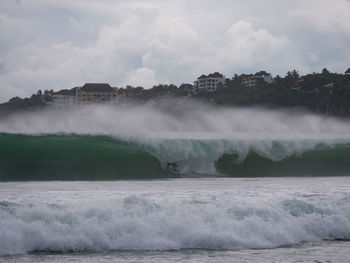 Waves splashing in sea