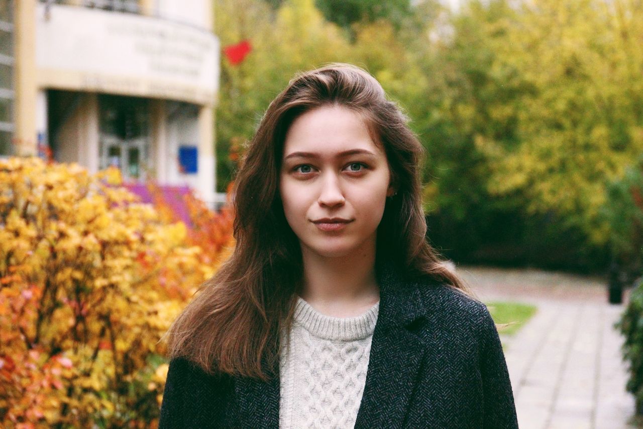 portrait, young adult, one person, real people, young women, looking at camera, lifestyles, focus on foreground, front view, leisure activity, beauty, plant, beautiful woman, women, headshot, autumn, standing, smiling, hair, outdoors, hairstyle, warm clothing, change, scarf