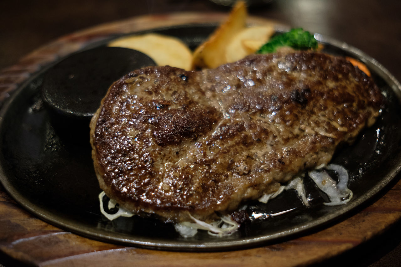 CLOSE-UP OF MEAT ON PLATE