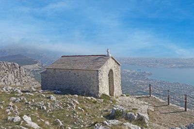 Ancient catholic small church on the top of the mountain kozjak near split, croatia, dalmatia