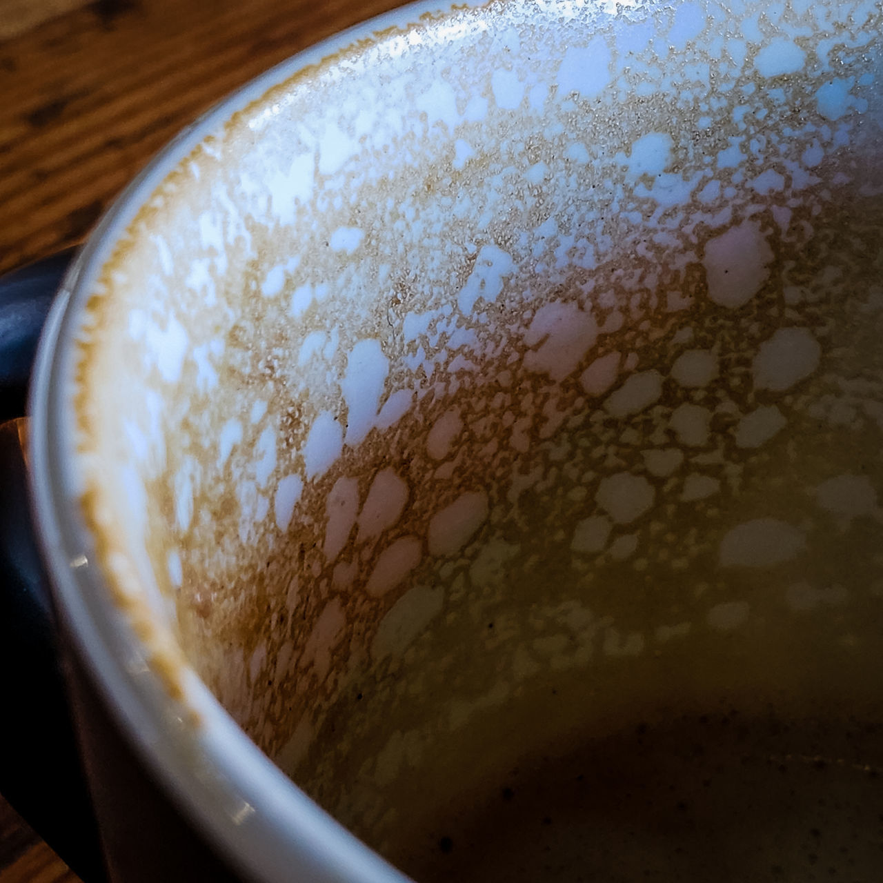 CLOSE-UP OF COFFEE CUP