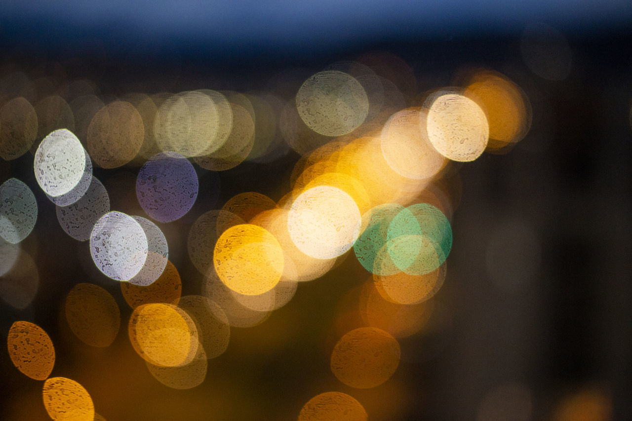 DEFOCUSED IMAGE OF LIGHT PAINTING