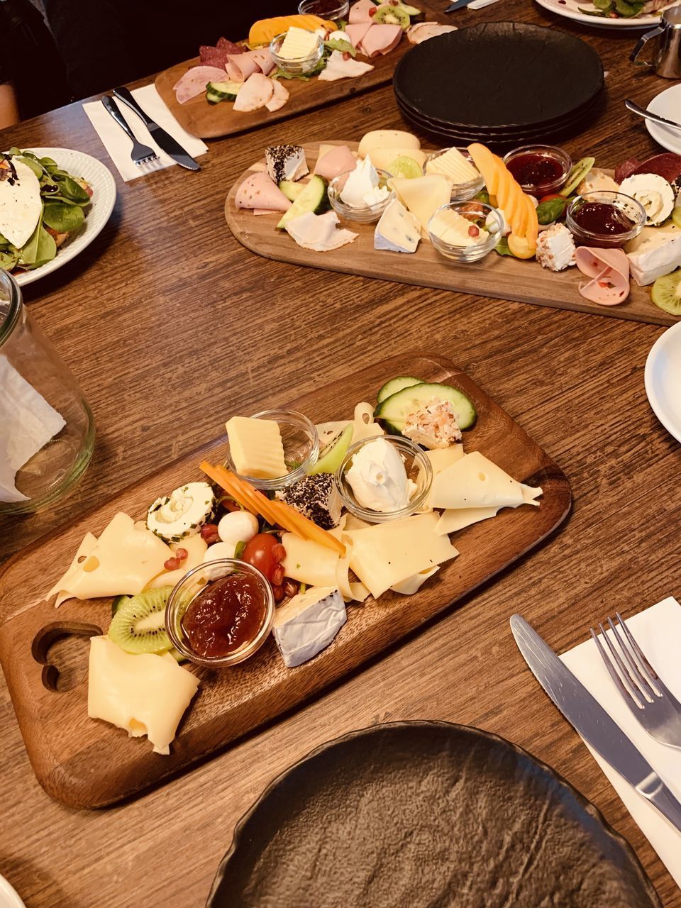 HIGH ANGLE VIEW OF FOOD SERVED IN PLATE ON TABLE