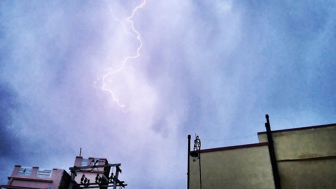 LOW ANGLE VIEW OF LIGHTNING OVER CITY