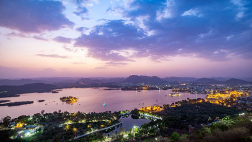 Sunset at udaipur city at lake pichola in the evening, rajasthan, india.