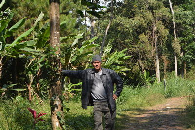 A man stand on the wood