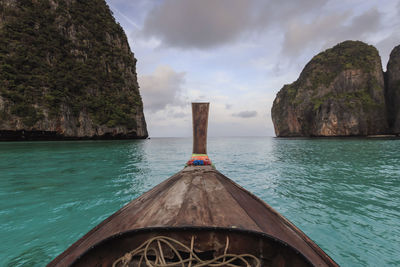 Long boat and blue water at maya bay in koh phi phi leh island, krabi thailand.