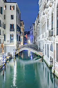 Night view from bridge of sights, the former prison of doges palace, venice to the narrow canal 