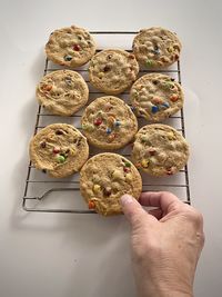 Cookies on cooling rack 