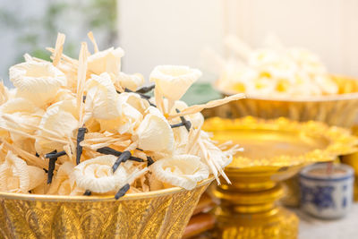 Close-up of fresh white flowers in bowl