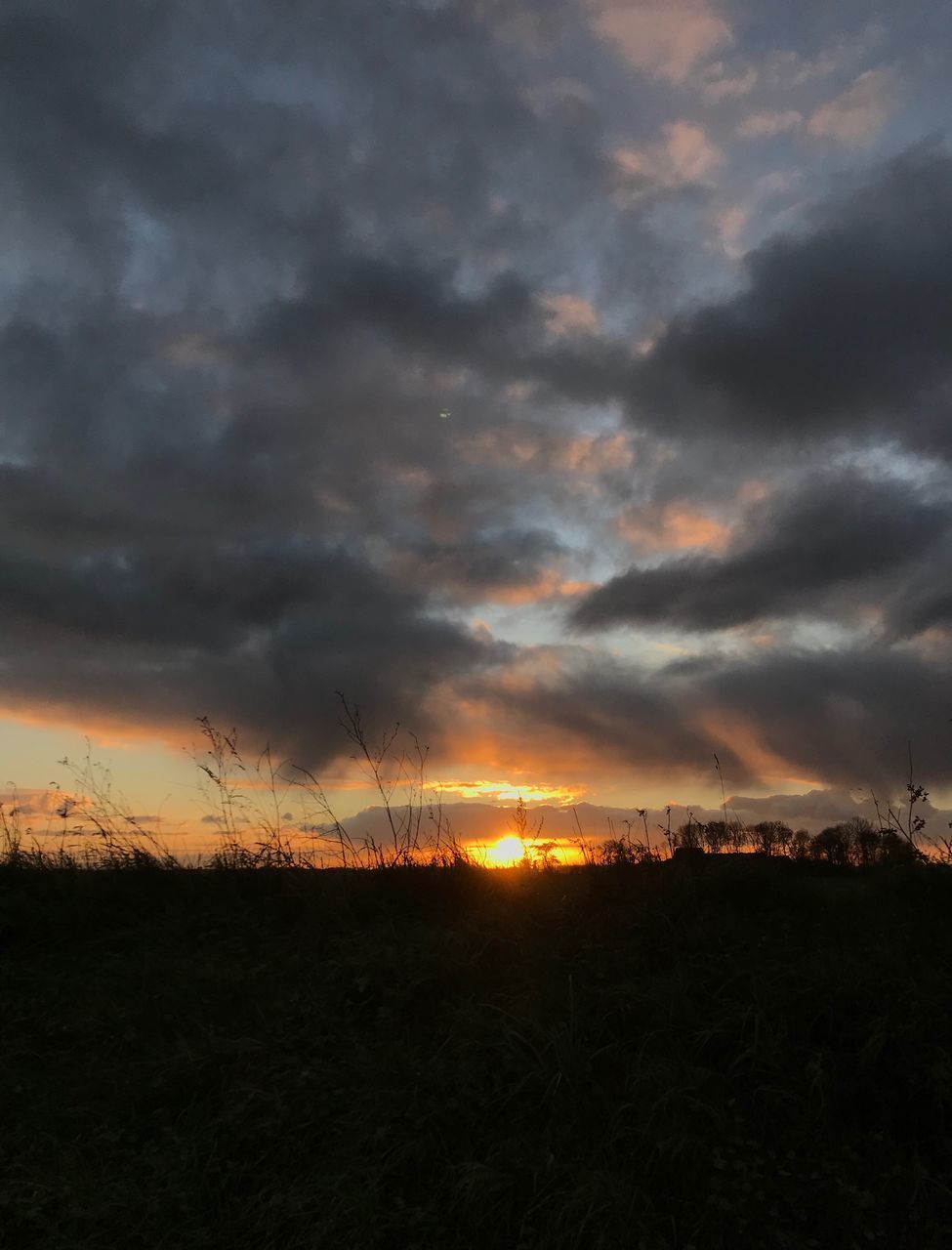 sky, cloud - sky, sunset, beauty in nature, scenics - nature, tranquil scene, tranquility, orange color, environment, nature, no people, non-urban scene, landscape, silhouette, land, field, idyllic, dramatic sky, sunlight, outdoors