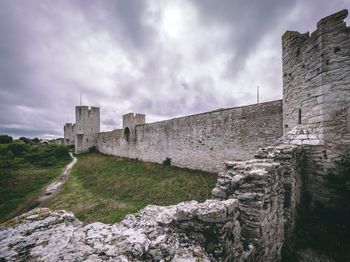 Old ruin building against sky