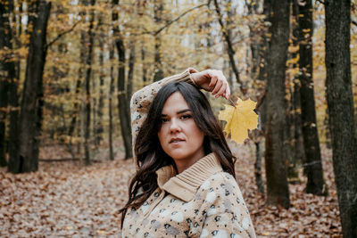 Portrait of a beautiful young woman, autumn, forest, outdoors.
