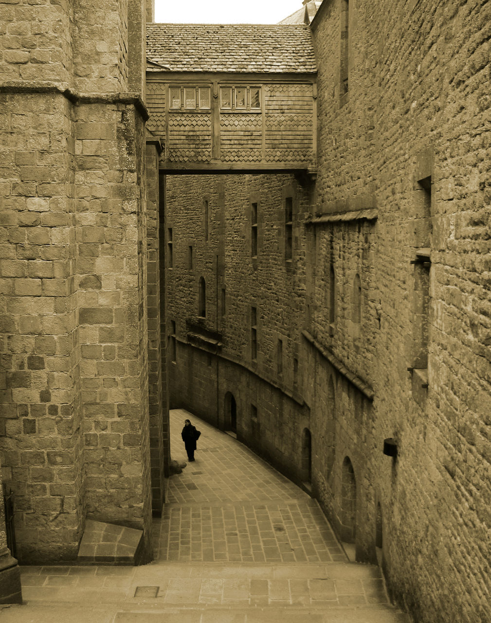 VIEW OF NARROW ALLEY