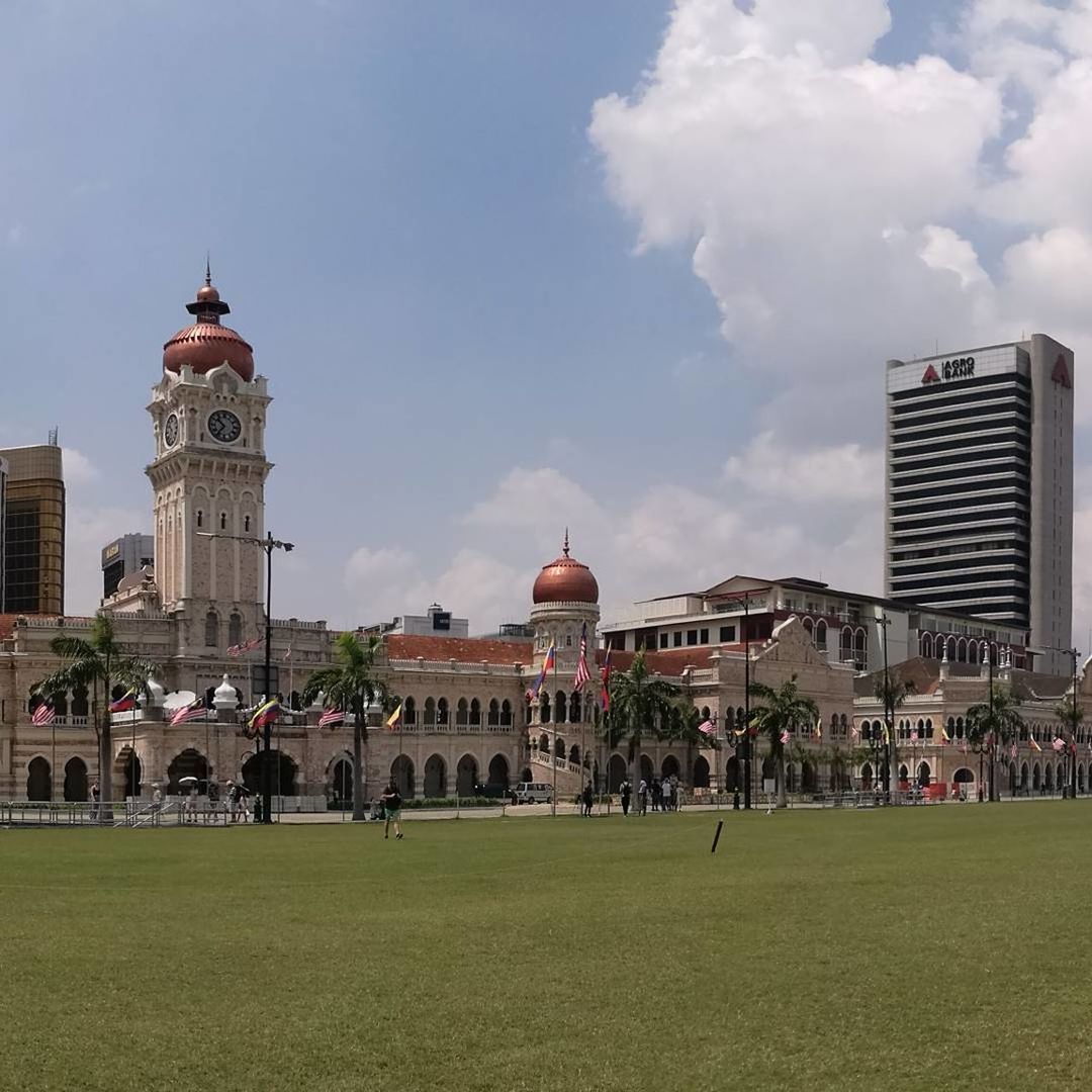 VIEW OF BUILDINGS IN CITY