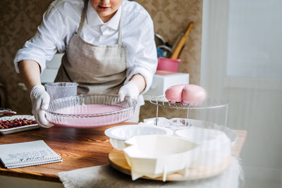 Online classes and workshops on cake decorating and baking. female confectioner baker make custom