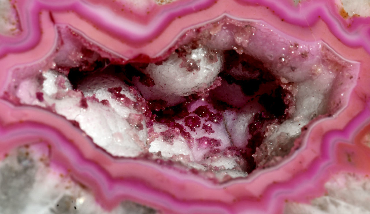 FULL FRAME SHOT OF PINK CHOCOLATE CAKE