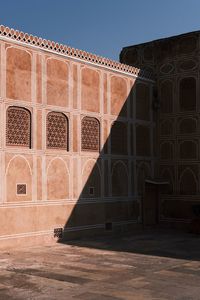 Low-angle view of the city palace courtyard from sarvato bhadra / city palace, jaipur / 30.11.22