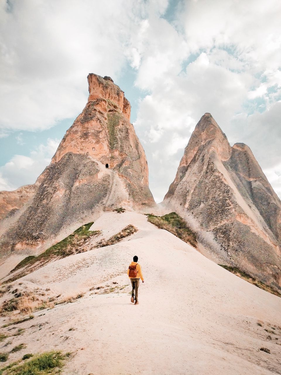 FULL LENGTH REAR VIEW OF MAN WALKING ON MOUNTAIN