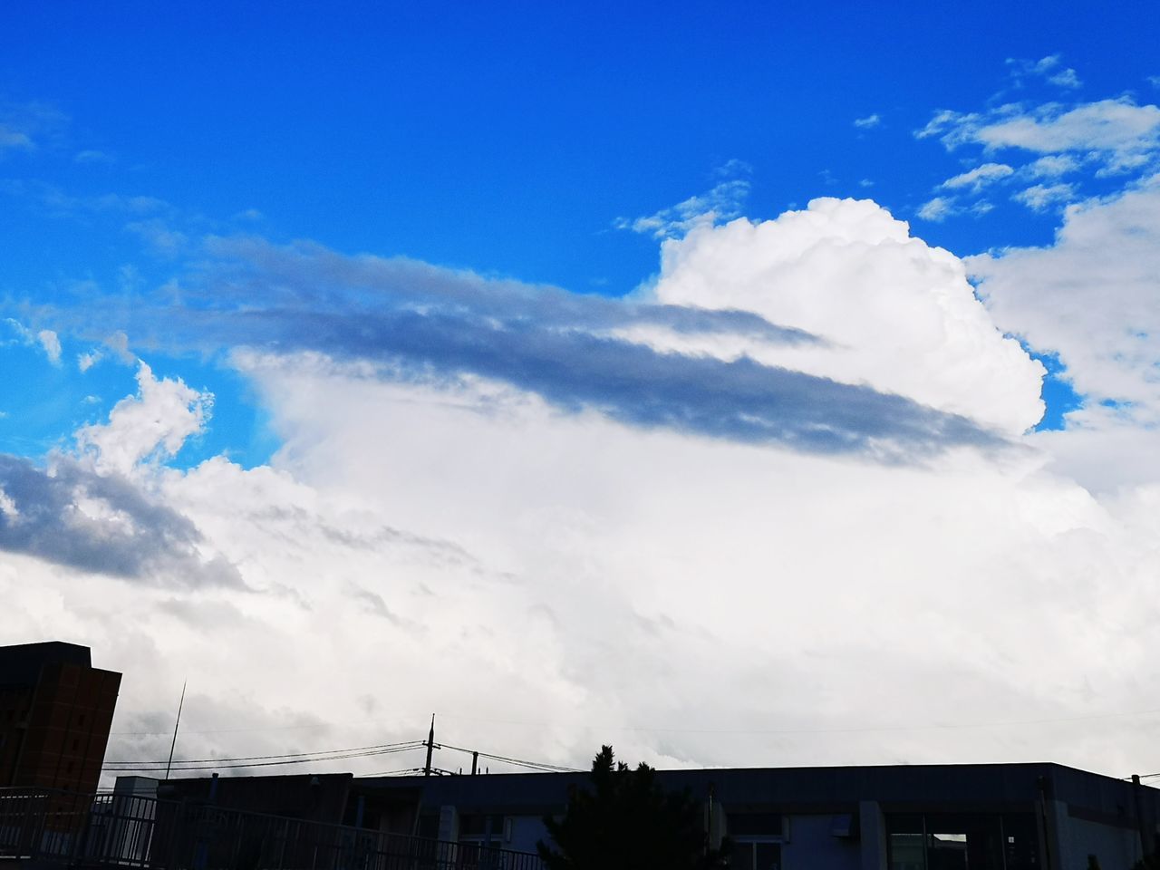 LOW ANGLE VIEW OF BUILDINGS AGAINST CLOUDY SKY