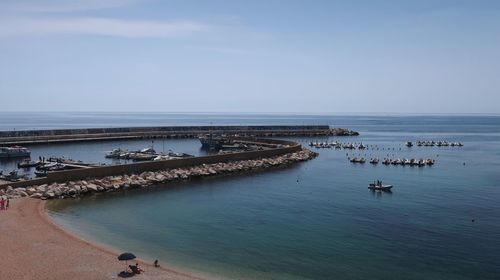 Sinuous harbour breakwater