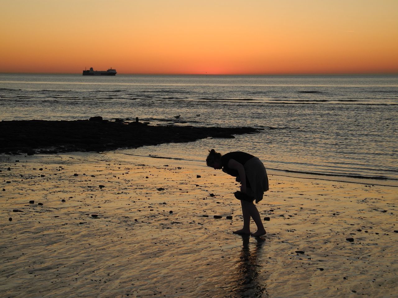 SILHOUETTE MAN WALKING ON BEACH AGAINST CLEAR SKY