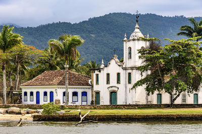 Church, forested hills and old colonial-style houses in the historic city of paraty, rio de janeiro 