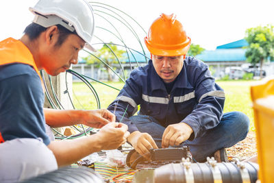 Fusion of fiber optics cable internet signal splicing and wire connection