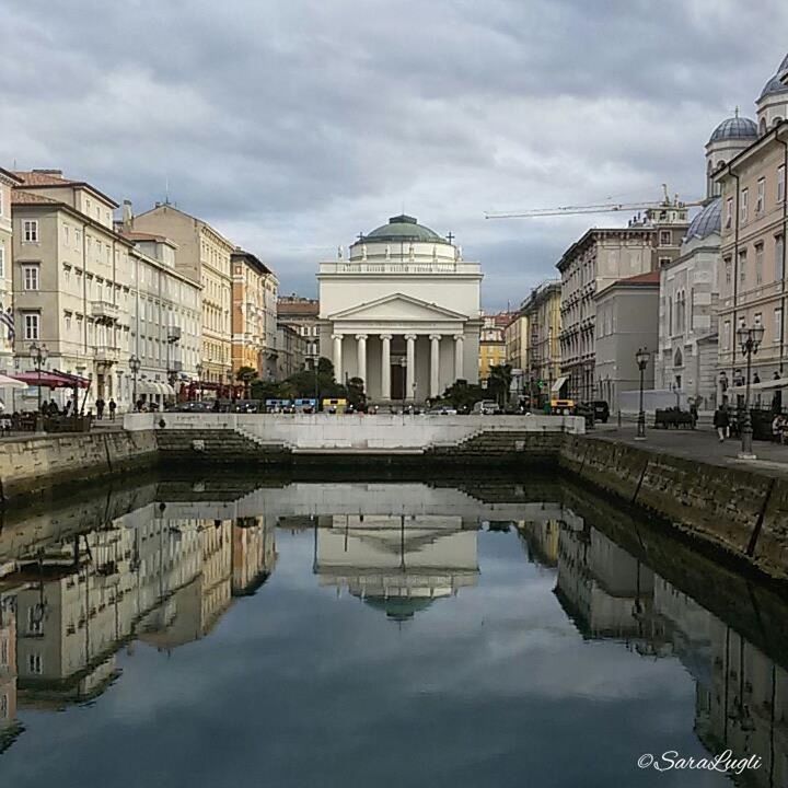 architecture, building exterior, built structure, sky, water, city, cloud - sky, reflection, travel destinations, famous place, dome, cloudy, tourism, capital cities, incidental people, waterfront, travel, city life, international landmark, building