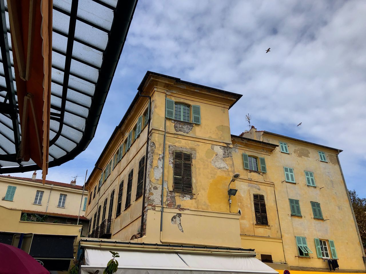 LOW ANGLE VIEW OF BUILDING IN CITY AGAINST SKY