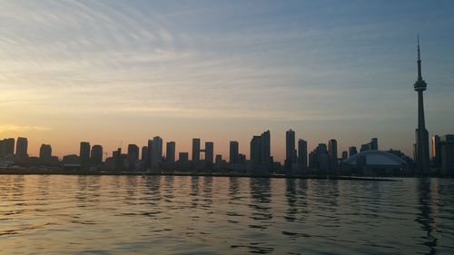 Beautiful sunset behind the toronto canada skyline.