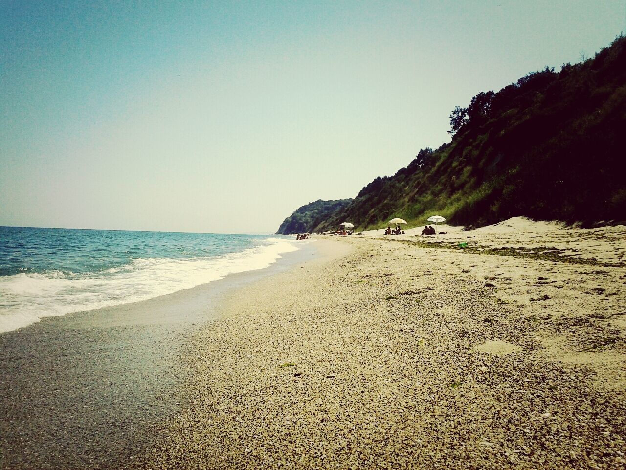 sea, beach, horizon over water, water, shore, clear sky, sand, tranquil scene, tranquility, scenics, copy space, beauty in nature, coastline, nature, wave, idyllic, incidental people, sky, surf, remote