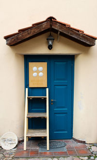 Blue dood with upstairs and plate and roof