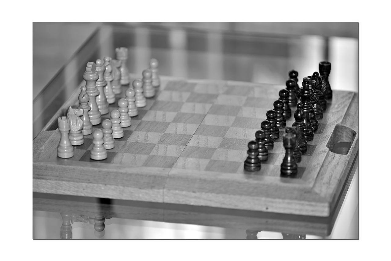 FULL FRAME SHOT OF CHESS PIECES ON TABLE