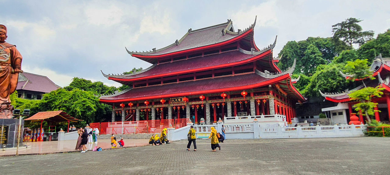 architecture, built structure, chinese architecture, building exterior, religion, temple - building, building, travel destinations, belief, history, temple, travel, the past, tradition, nature, tourism, place of worship, sky, ancient, spirituality, city, plant, group of people, shrine, roof, cloud, tree, tourist, outdoors, pagoda, men, red, adult, palace, mansion, arts culture and entertainment, day