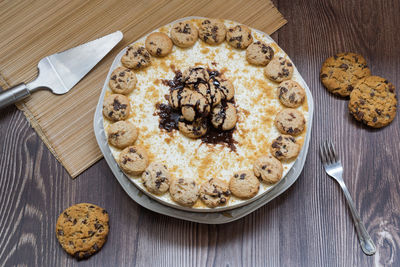 Top view of a chocolate chip cookies cake on a table